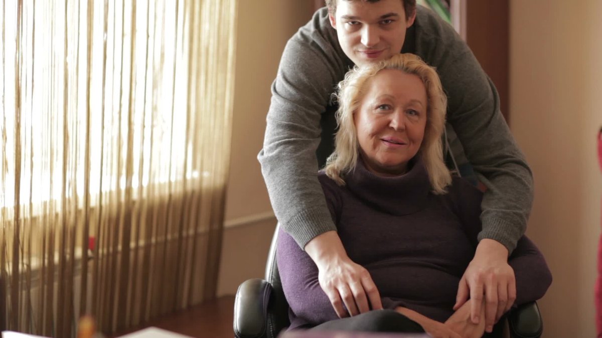 Зрелая русская мама пристает к полненькому другу ее сына