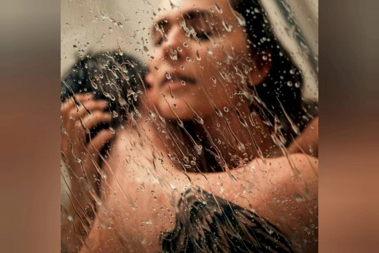 Любимая жена принимает душ фото