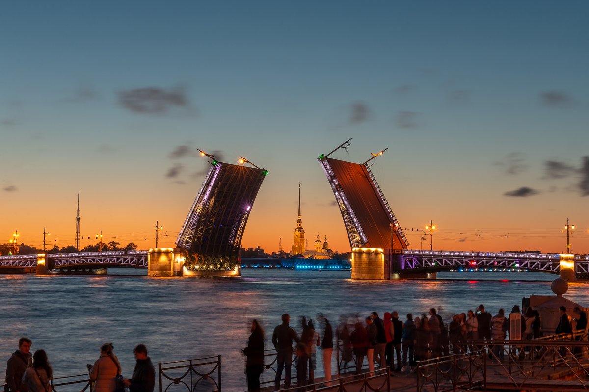 Дворцовый мост в Санкт-Петербурге развод