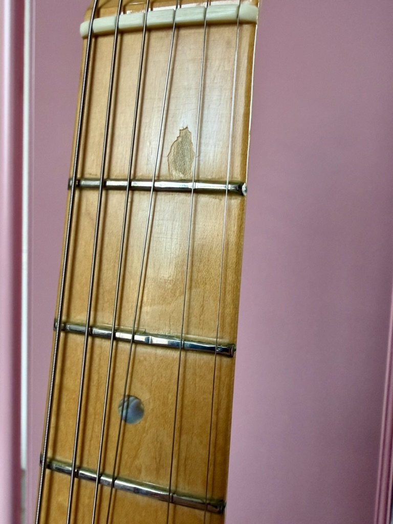 Скол на Fender American Deluxe Stratocaster