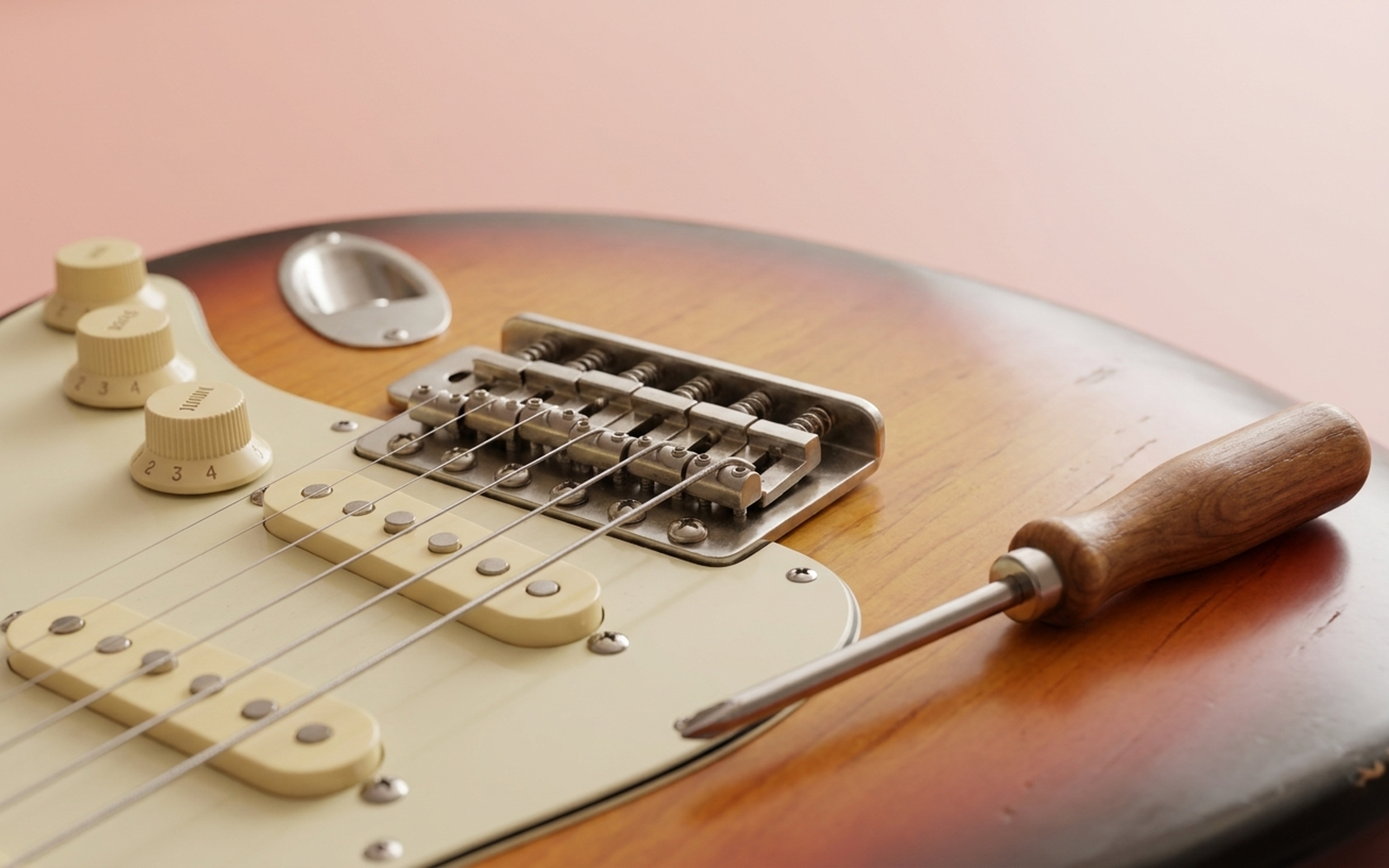 Шесть отдельных седел и винты настройки интонации на бридже Fender