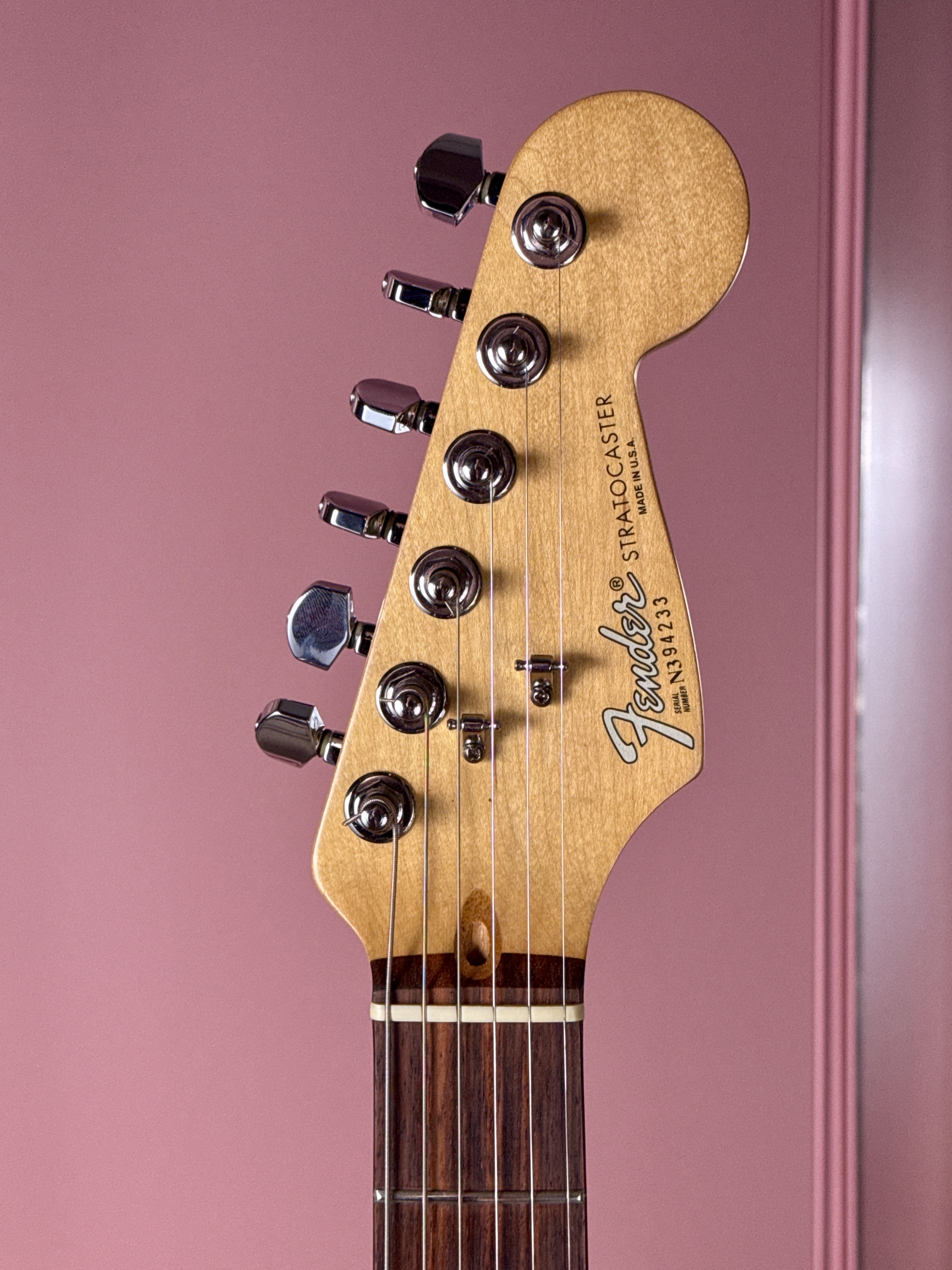 Fender American Standard Stratocaster на стойке