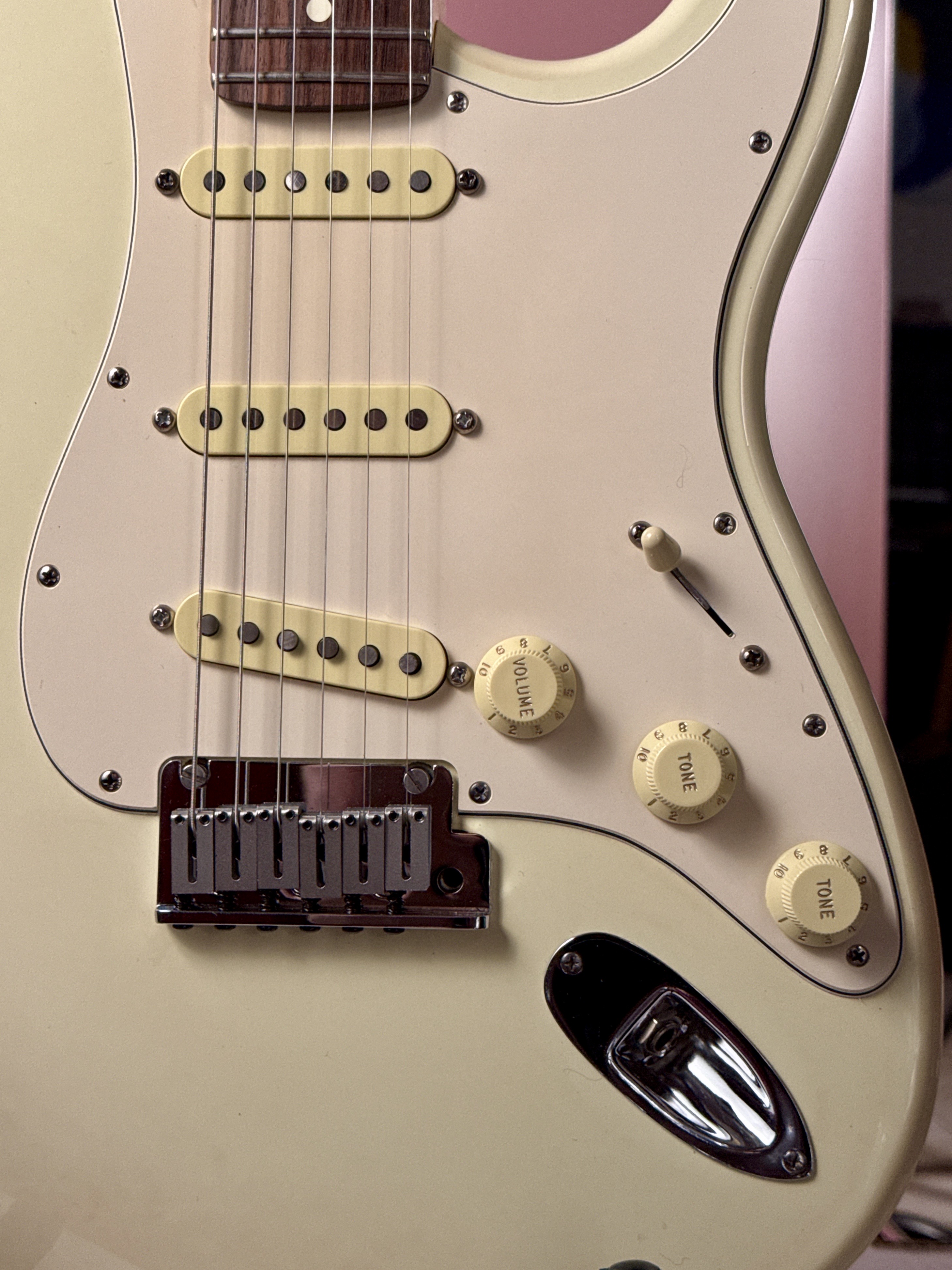 Несколько Fender Stratocaster серии American Standard