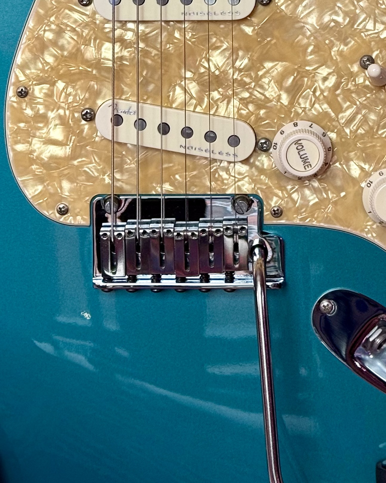 Бридж Fender Stratocaster крупным планом
