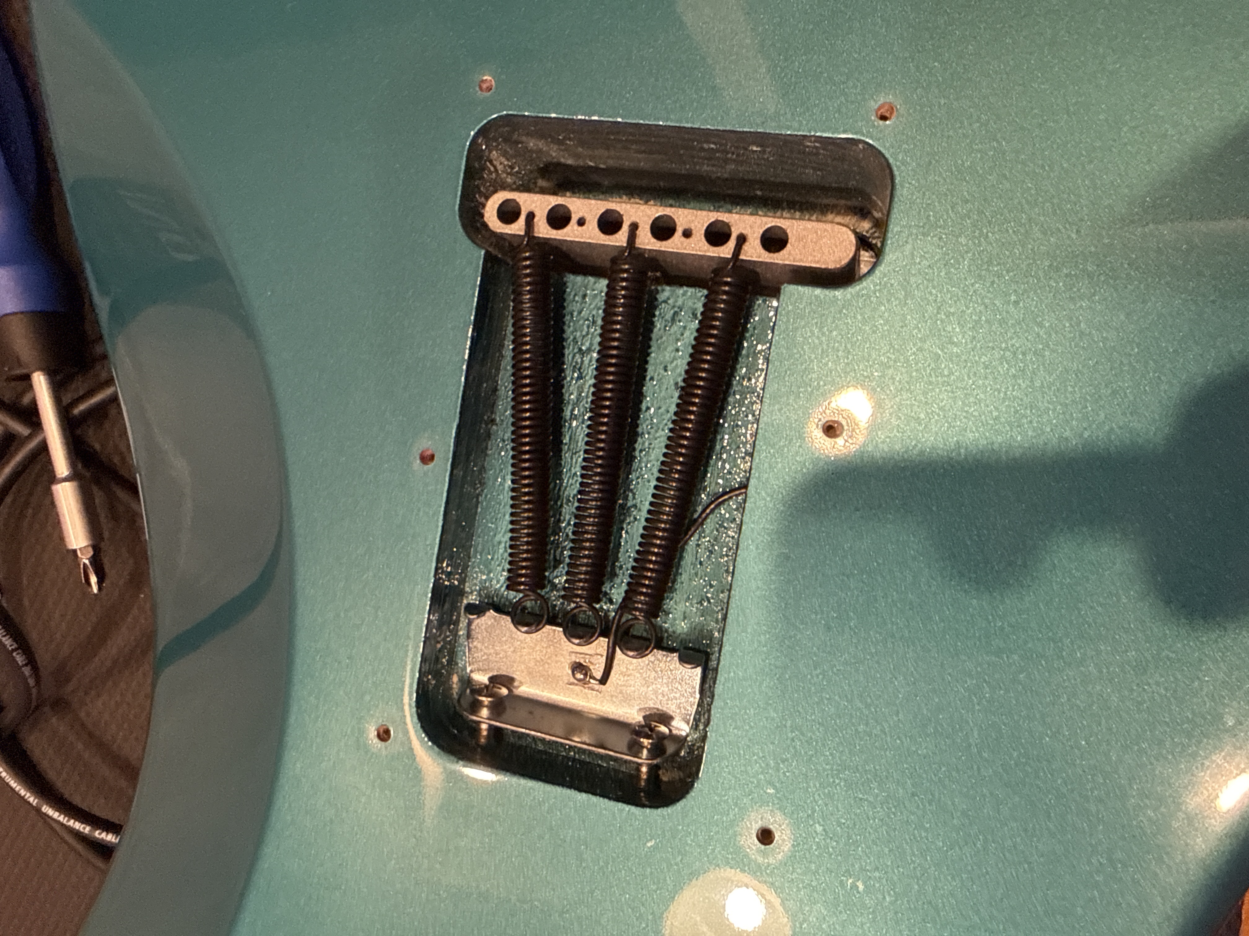 Пружины тремоло Fender Stratocaster на задней стороне деки
