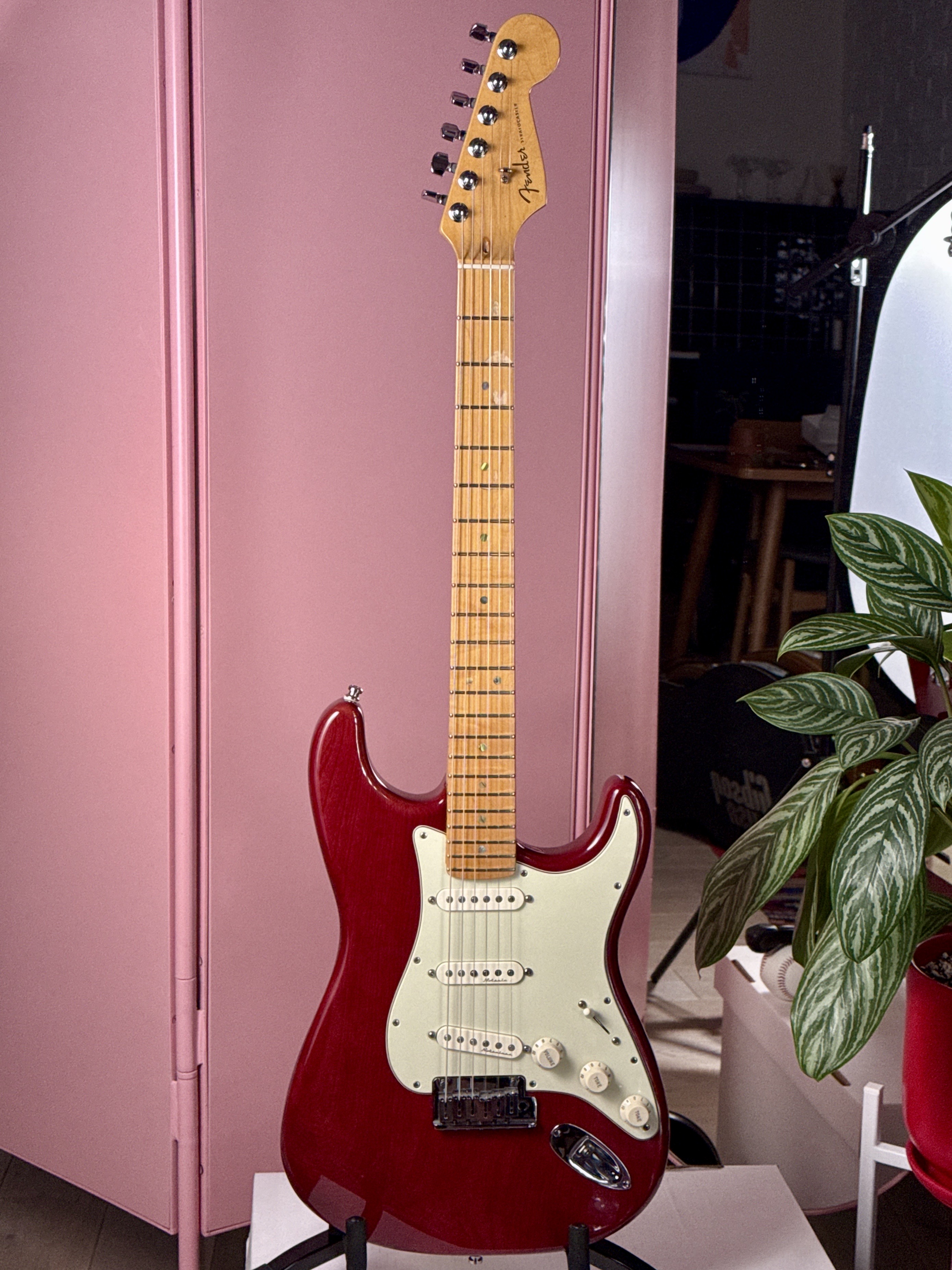 Fender American Deluxe Stratocaster 1998 Crimson Red Transparent, электрогитара, фото 2
