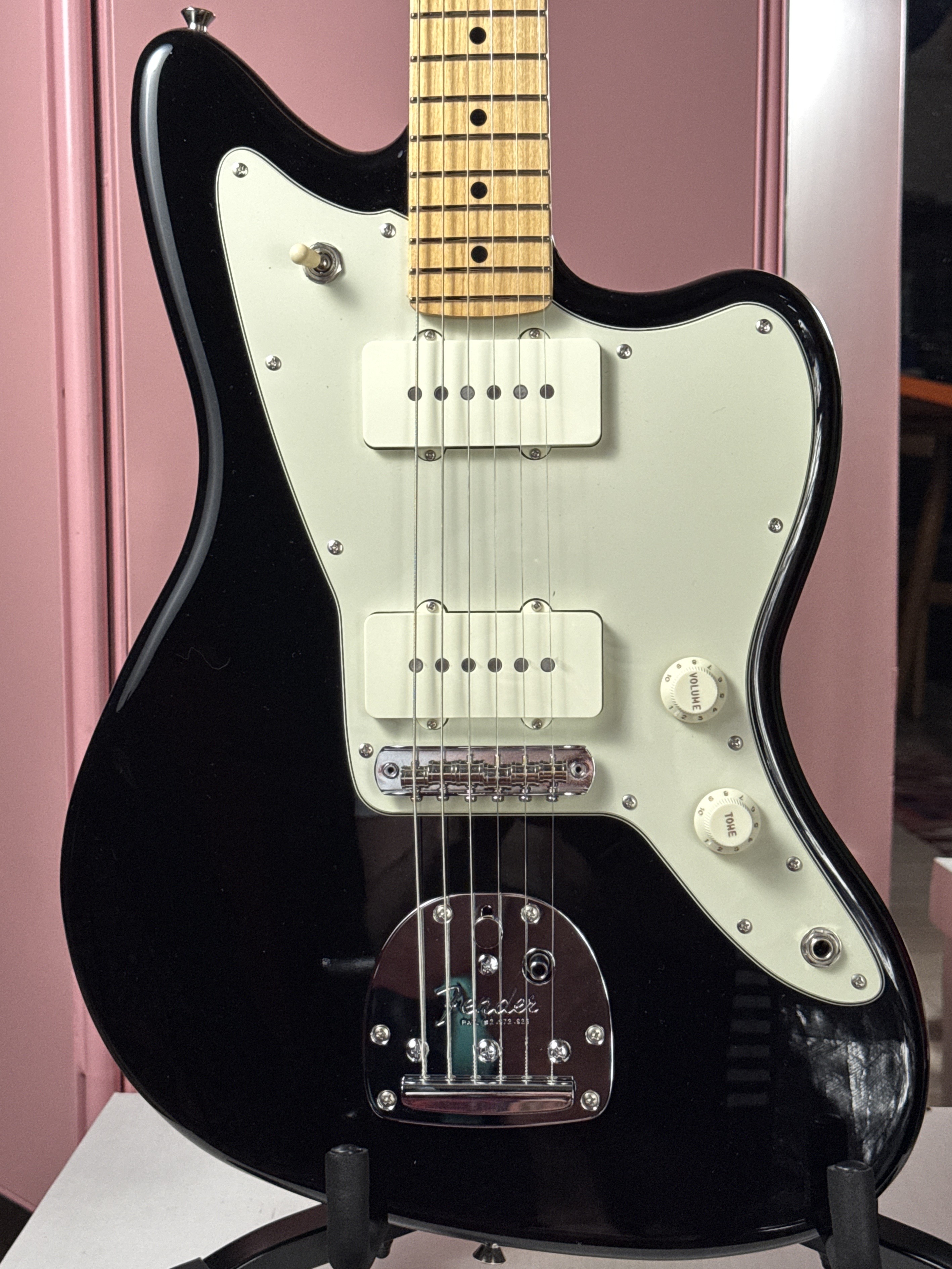 Черный Fender Jazzmaster целиком