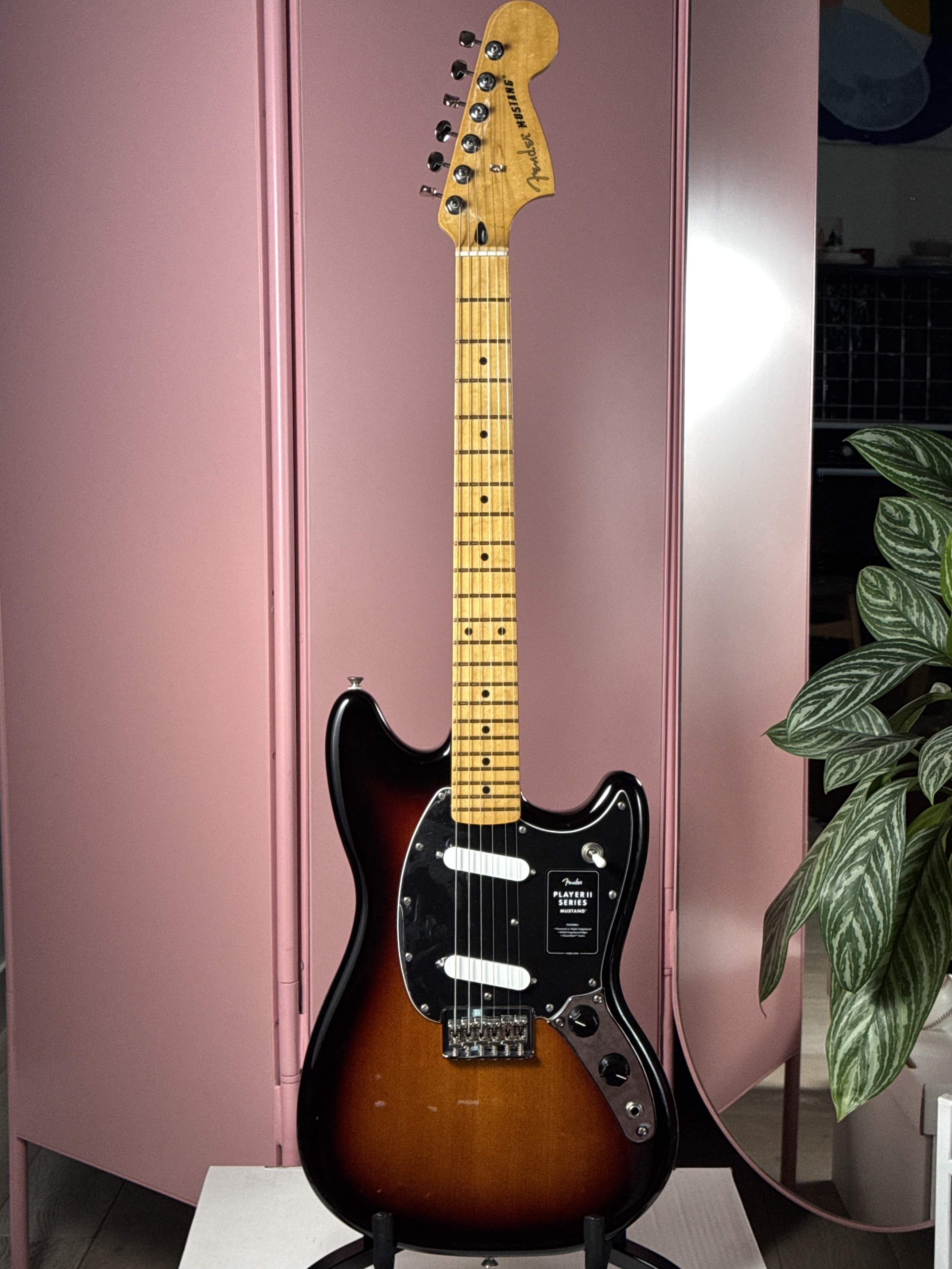Fender Player II Mustang 2024 3-Tone Sunburst, электрогитара, фото 2