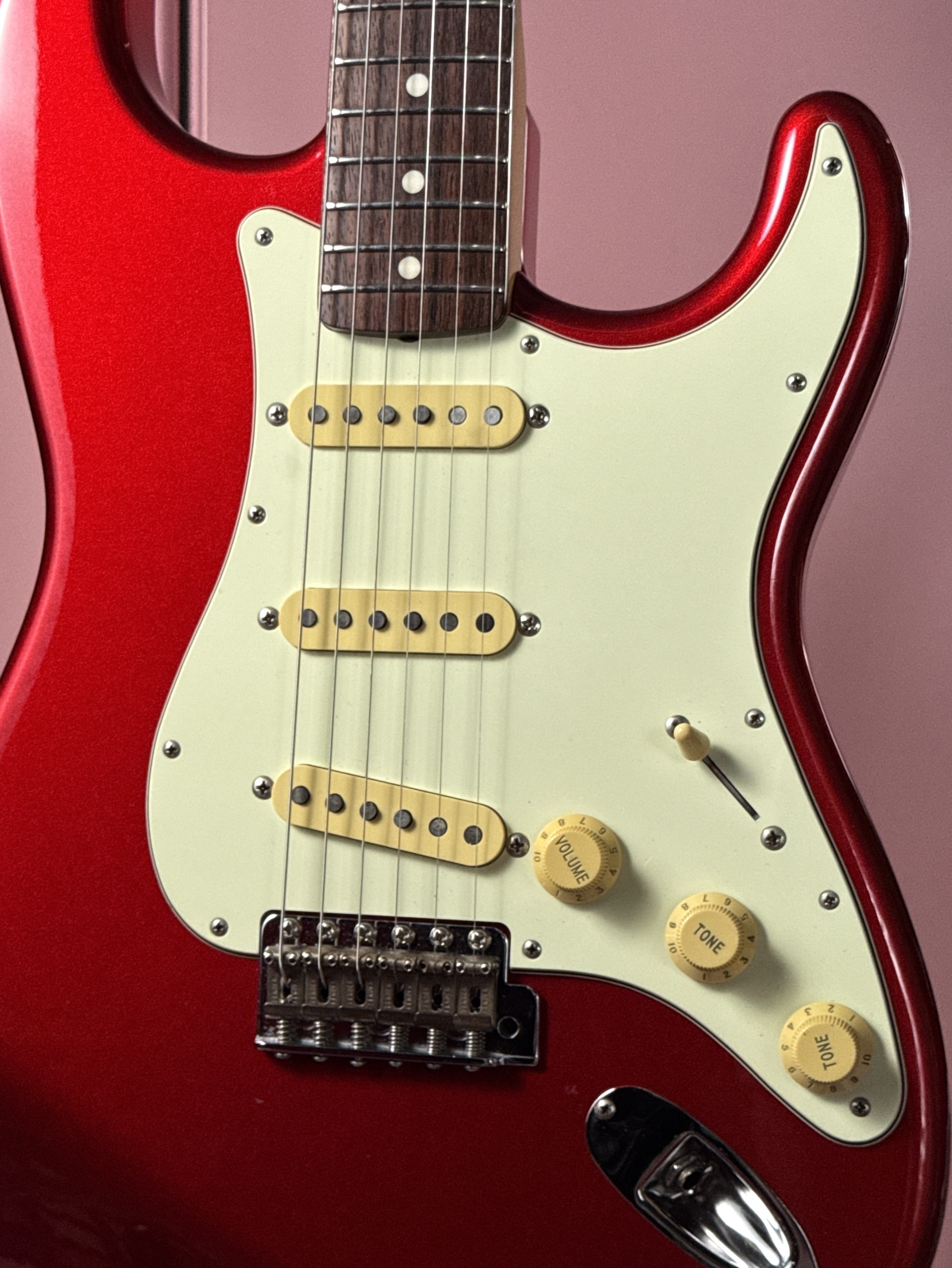 Вырез в пикгарде у пятки грифа Fender ST62