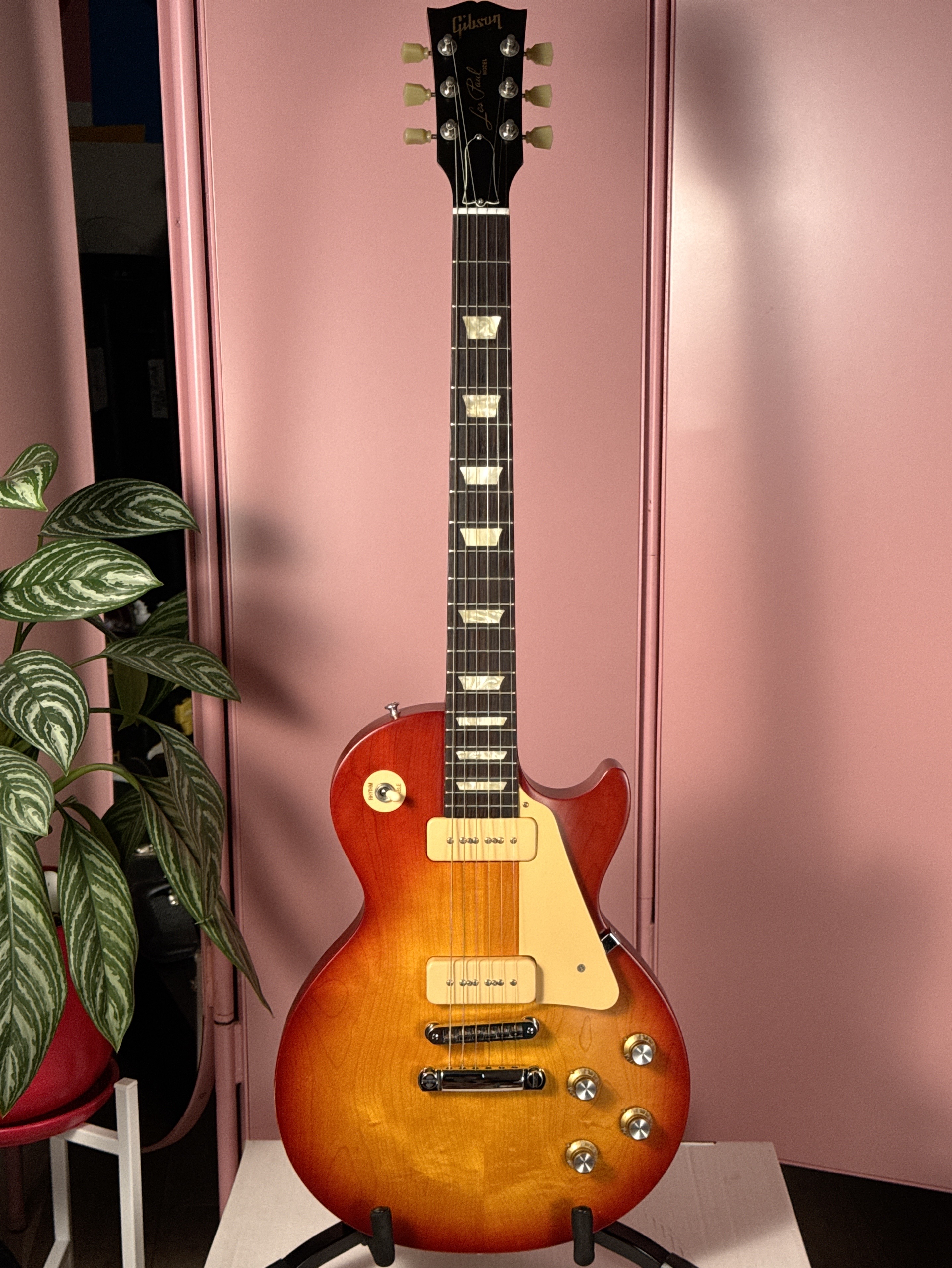 Gibson Les Paul Studio 50's Tribute P-90 2010 Worn Satin Cherry, электрогитара, фото 2