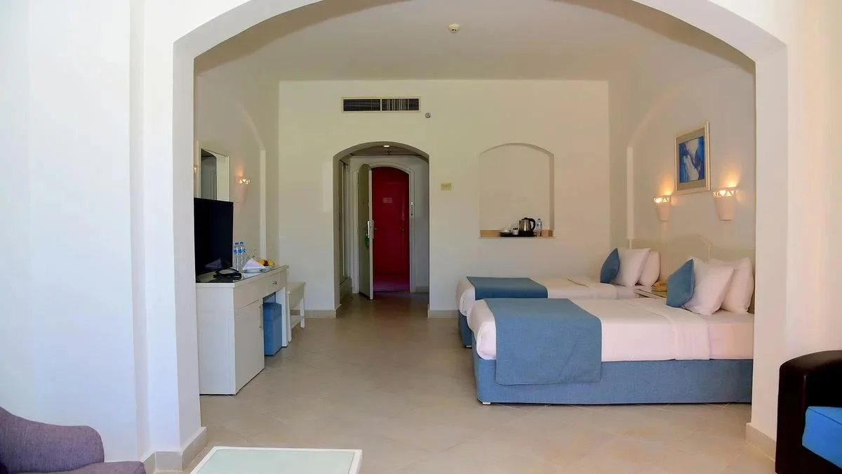 Double or Twin Room with Side Sea View  (стандартный двухместный номер с боковым видом)