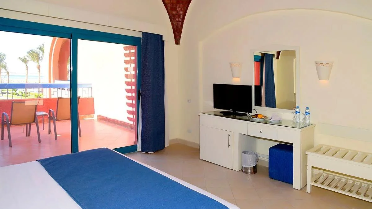 Double or Twin Room with Side Sea View  (стандартный двухместный номер с боковым видом)