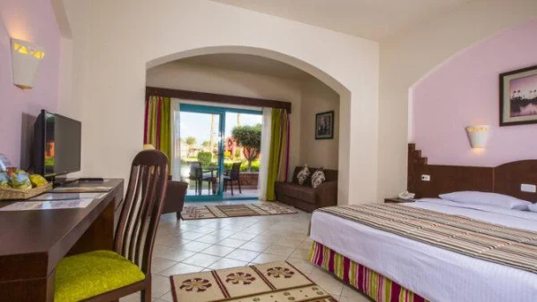 Double or Twin Room with Side Sea View  (стандартный двухместный номер с боковым видом)