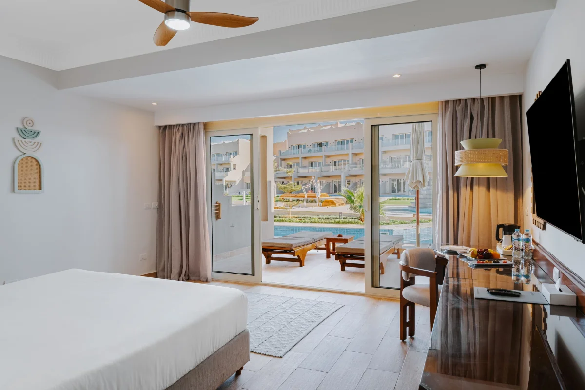 Deluxe Swim Up Connected Suite (делюкс семейный номер с видом на бассейн)