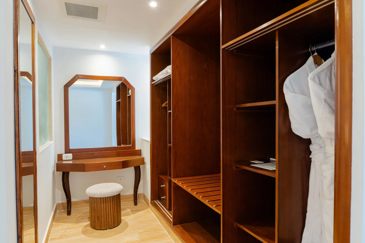 Suite Upper Floor (премьер люкс с видом на бассейн)