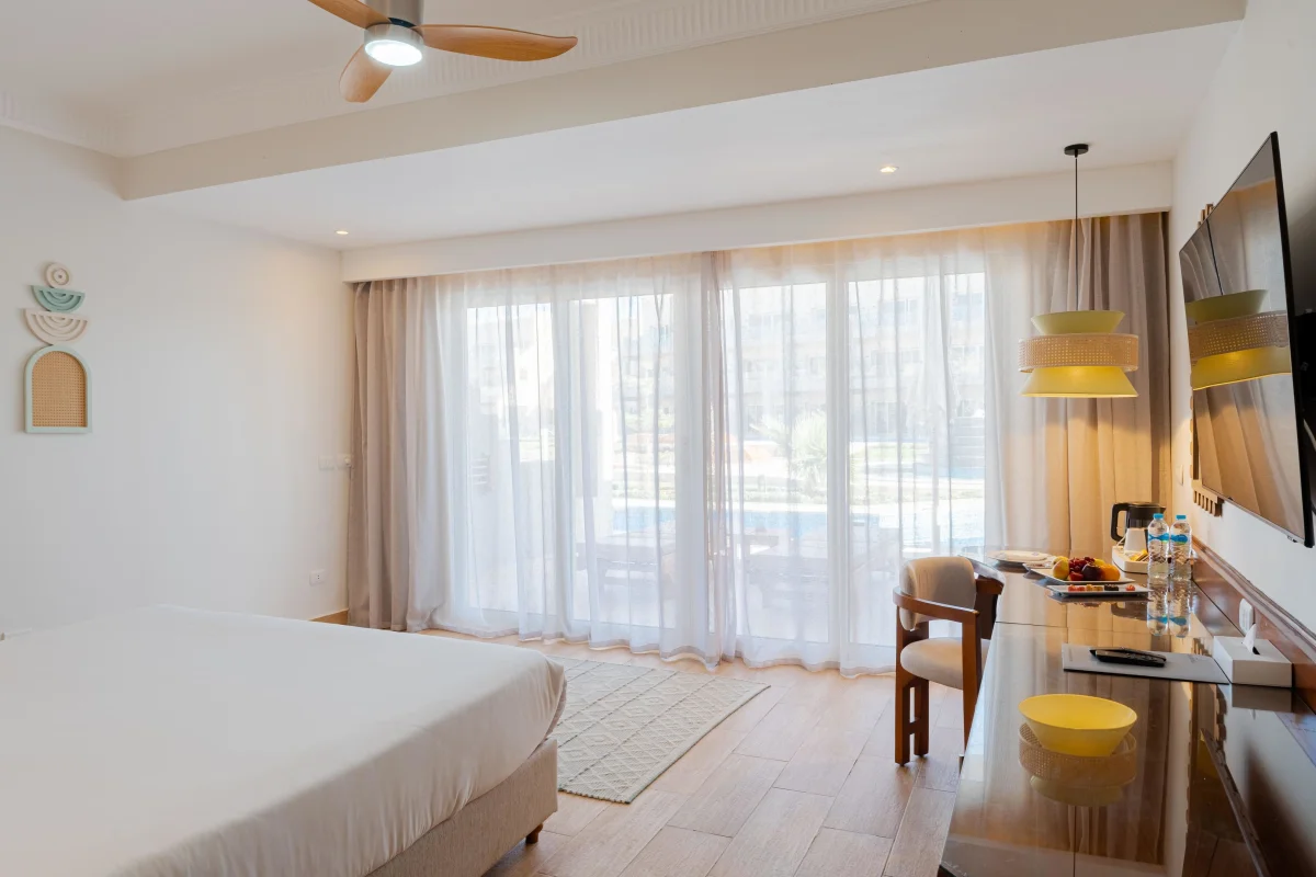 Suite Upper Floor (премьер люкс с видом на бассейн)