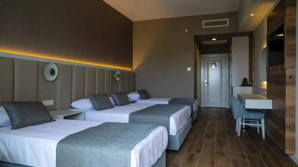 Standart Large Room (стандартный четырёхместный номер с видом на территорию)