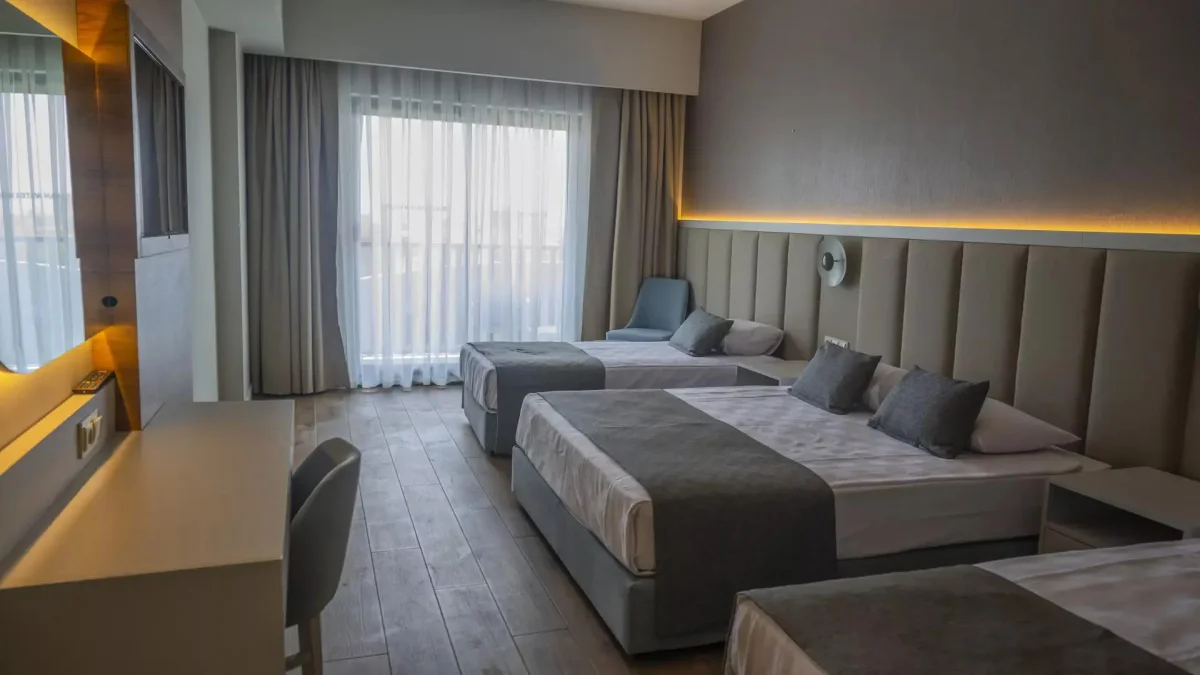 Standart Large Room (стандартный четырёхместный номер с видом на территорию)