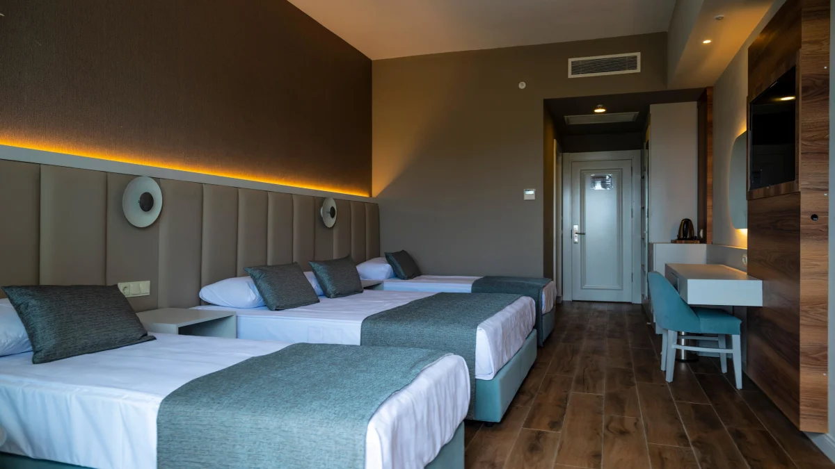 Standart Large Room (стандартный четырёхместный номер с видом на территорию)