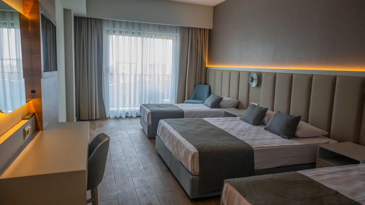 Standart Large Room (стандартный четырёхместный номер с видом на территорию)