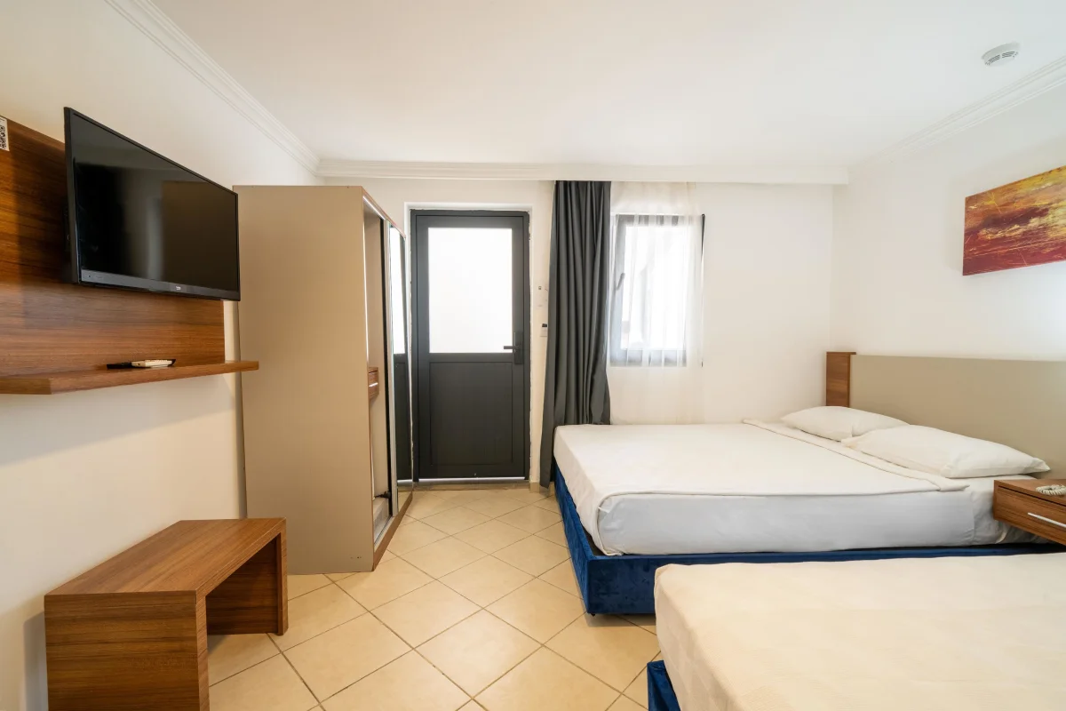 LARGE ROOM (стандартный четырёхместный номер с видом на сад)