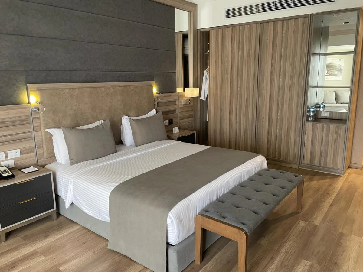 Main Building Junior Suite - Pool View