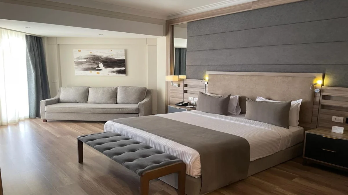 Main Building Junior Suite - Pool View