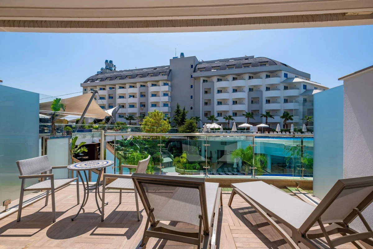Swim Up Second Floor (номер с видом на бассейн)