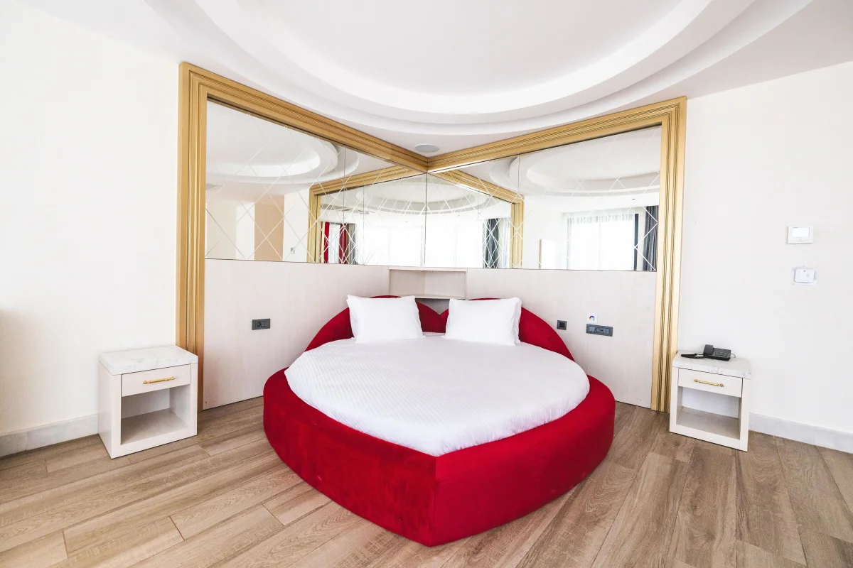 Deluxe Suite Partial Sea View (делюкс люкс с боковым видом)
