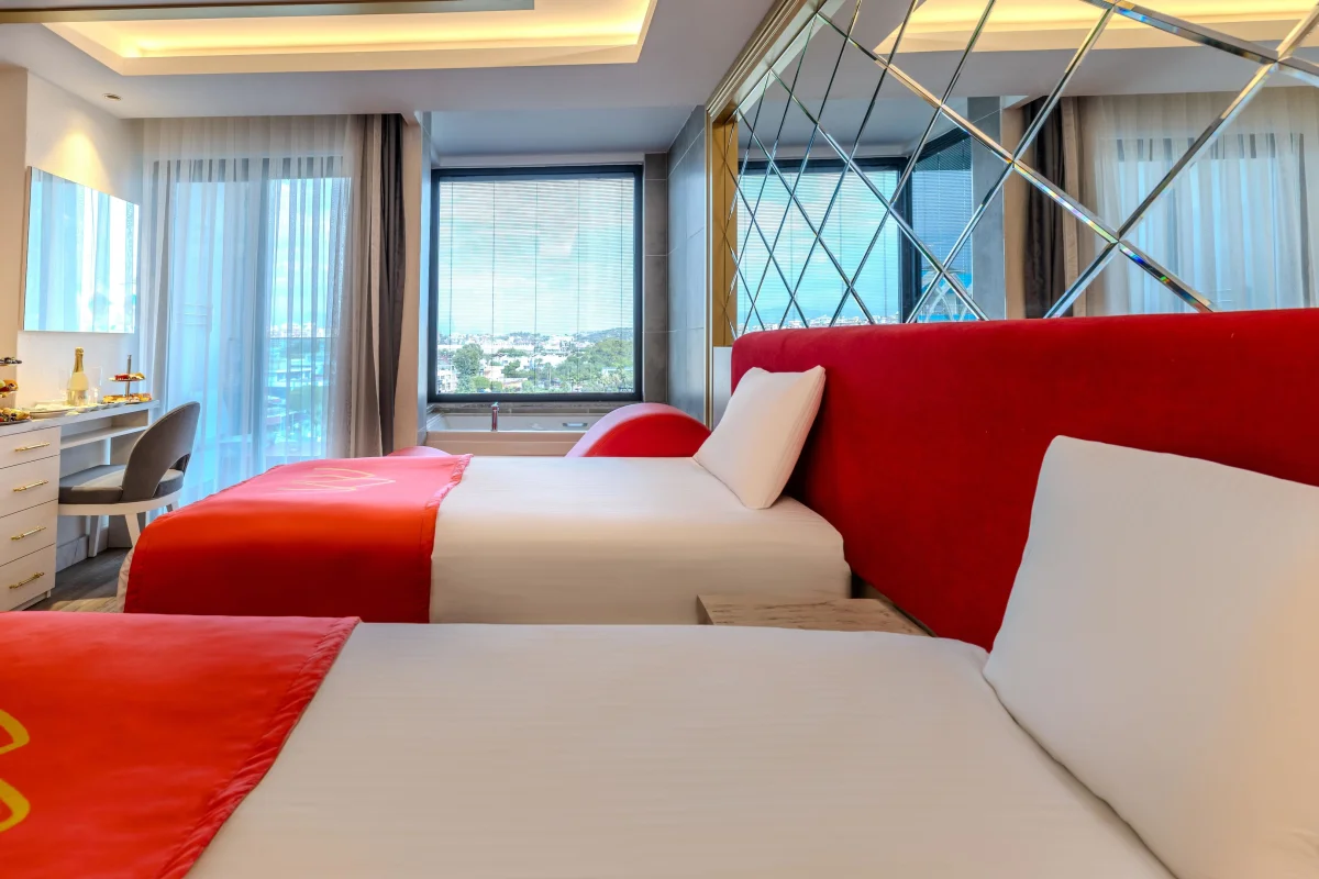 Standard Room Partial Sea View (стандартный двухместный номер с боковым видом)