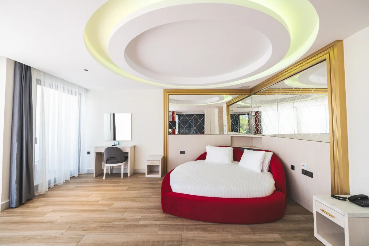 Deluxe Suite Partial Sea View (делюкс люкс с боковым видом)