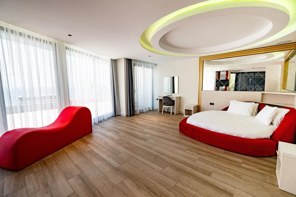 Deluxe Suite Partial Sea View (делюкс люкс с боковым видом)