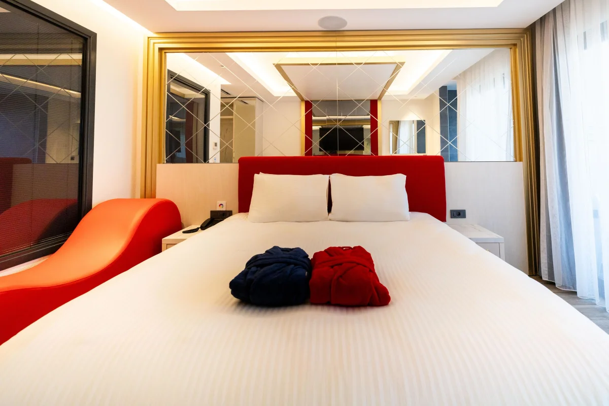 Standard Room Partial Sea View (стандартный двухместный номер с боковым видом)