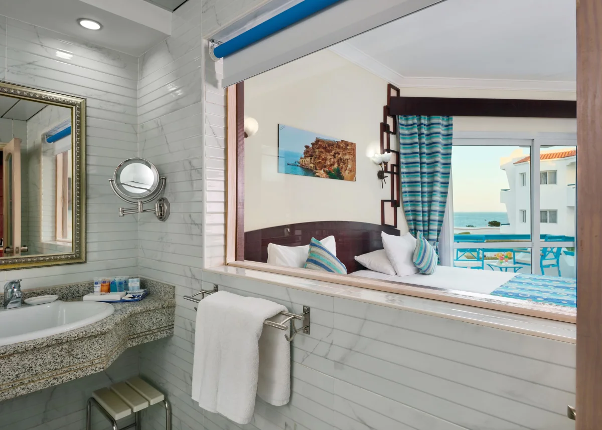 Superior Sea Side View Room (супериор двухместный номер с боковым видом)