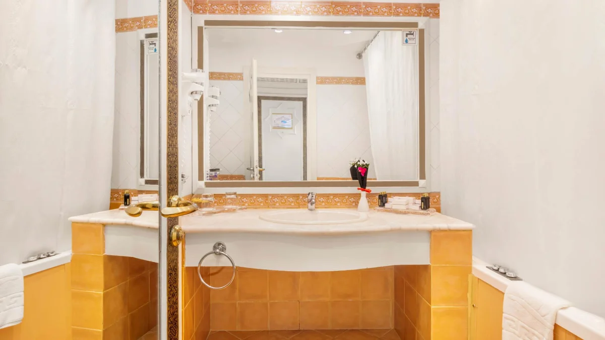 Prestige Deluxe Queen or Twin Room Pool-View (престиж двухместный номер с видом на бассейн)
