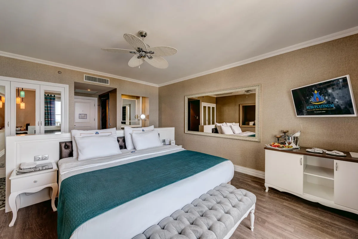 Deluxe Room with Jacuzzi (номер)