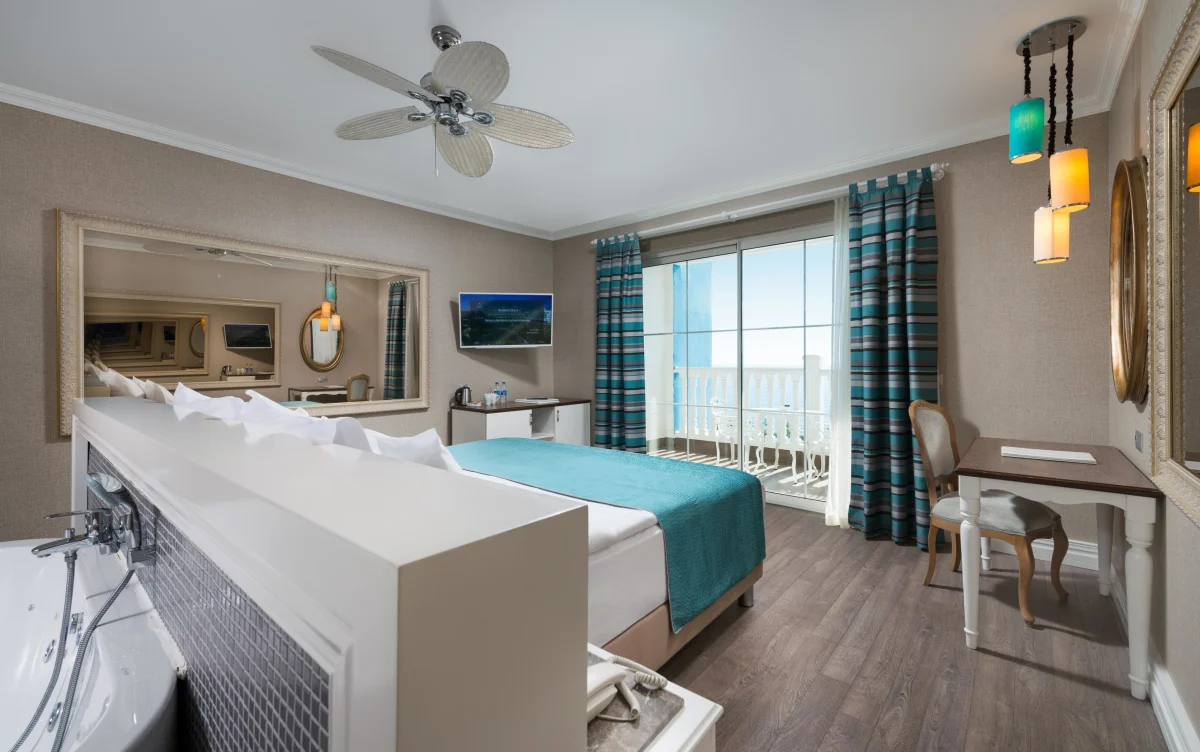 Deluxe Room with Jacuzzi (номер)
