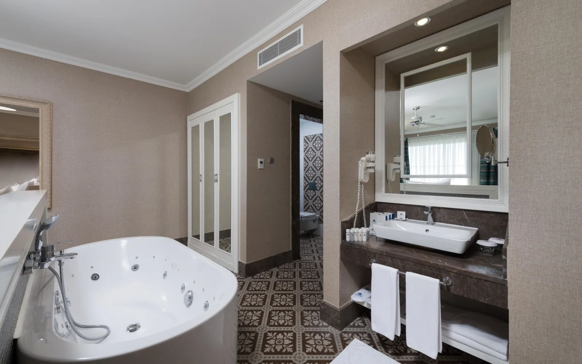 Deluxe Room with Jacuzzi (номер)