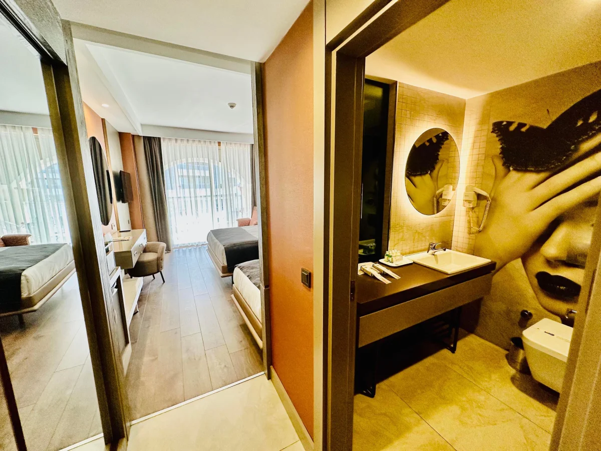 Standard Double Room with Side Sea View (стандартный двухместный номер с боковым видом)