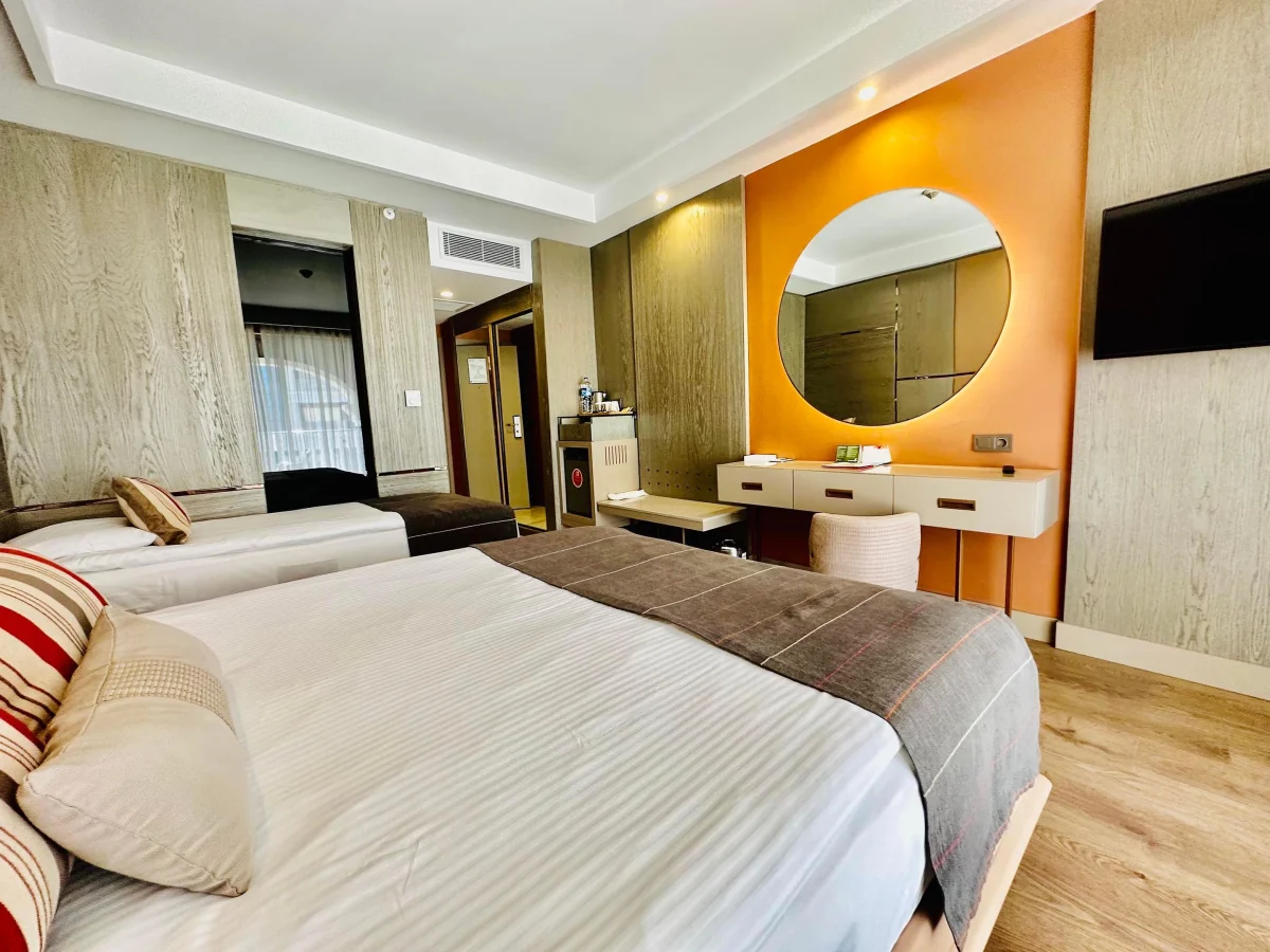 Standard Double Room with Side Sea View (стандартный двухместный номер с боковым видом)