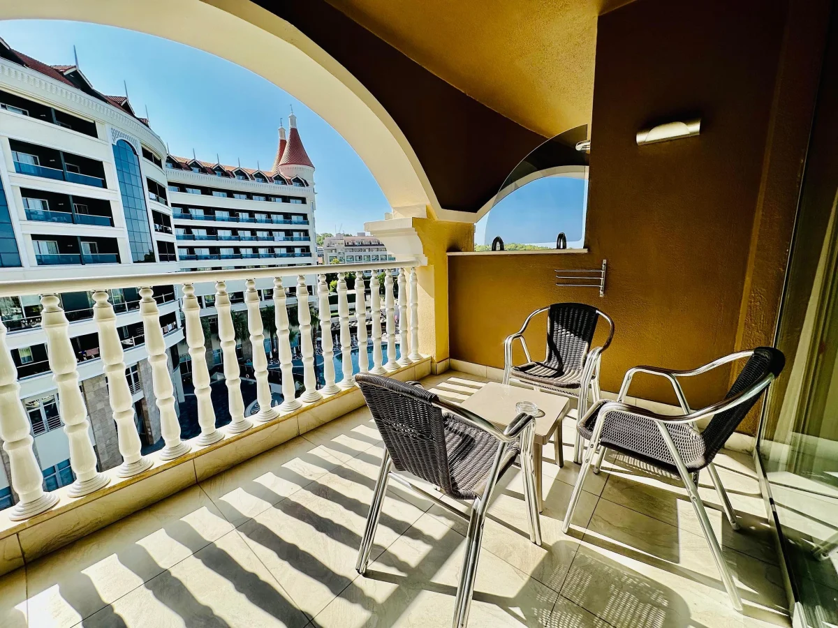 Standard Double Room with Side Sea View (стандартный двухместный номер с боковым видом)