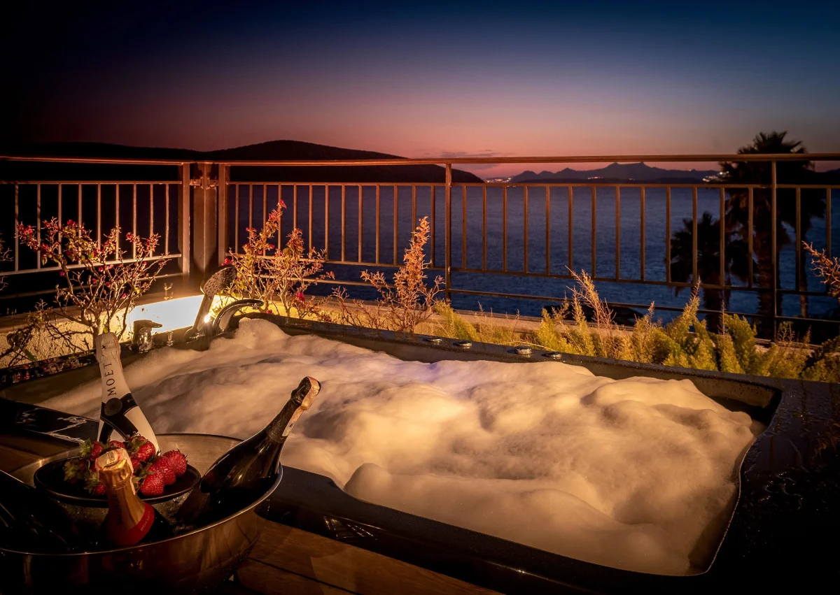 Jacuzzi Suite (люкс с видом на море)