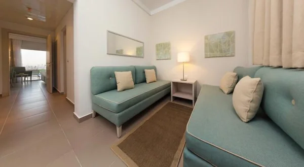 Deluxe Room Pool View (номер)