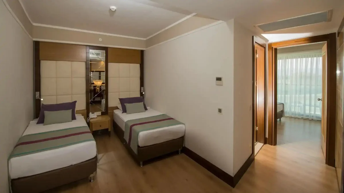Family Room 1 bathroom (стандартный семейный номер с видом на территорию)