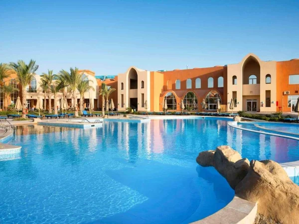 STANDARD ROOM WITH 1 QUEEN-SIZE BED, POOL SIDE (стандартный двухместный номер с видом на бассейн)