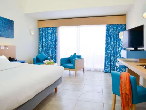 STANDARD ROOM WITH 1 QUEEN-SIZE BED, GARDEN (стандартный двухместный номер с видом на сад)