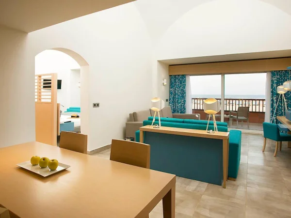 DELUXE SUITE WITH 1 DOUBLE BED, SEA FRONT WITH BALCONY (делюкс двухместный номер с прямым видом на море)