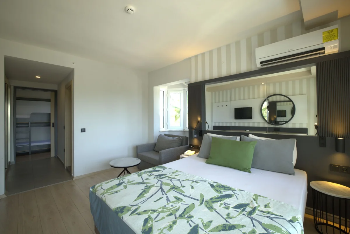 Large Room Side Sea View (супериор четырёхместный номер с боковым видом)