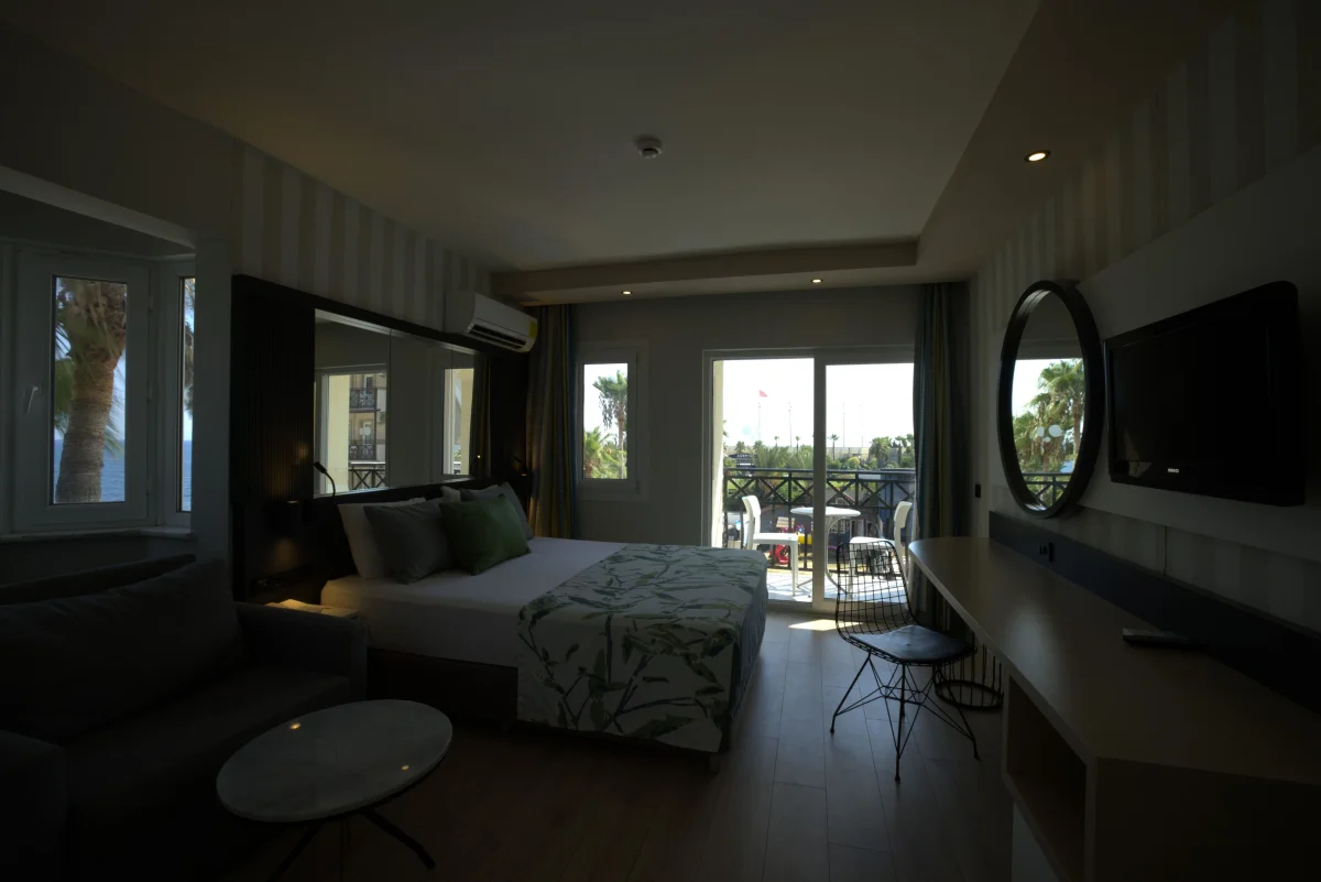 Large Room Side Sea View (супериор четырёхместный номер с боковым видом)