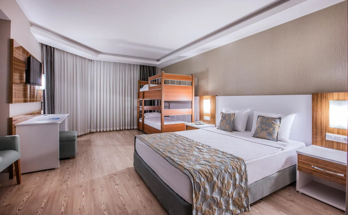 LARGE ROOM WITH BUNKBED (гранд дормиторий с видом на территорию)